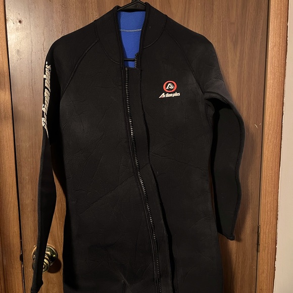 Action plus wet suit, long johns and blouse mildly worn no tears, zippers works. - Picture 4 of 5